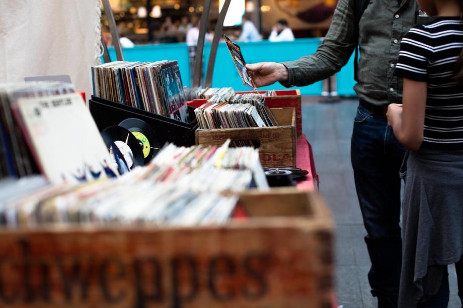 Stand, an dem Schallplatten verkauft werden.