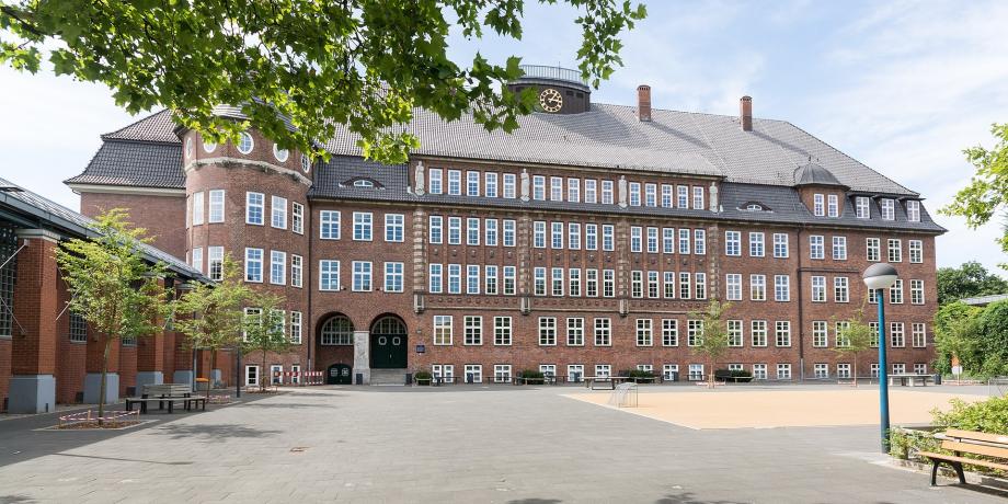 Vorderansicht des Hansa-Gymnasiums in Hamburg-Bergedorf mit Schulhof