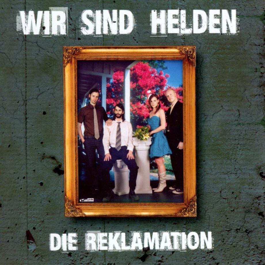 Gruppenfoto der Band, umrahmt von "Wir Sind Helden" und "Die Reklamation"